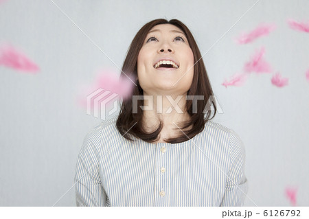 舞う羽根と女性 舞う羽根と女性 6126792