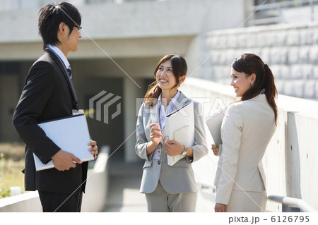 会話するビジネスマンとビジネスウーマン 6126795