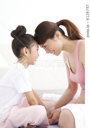 おでこを合わせる母と娘 6126797