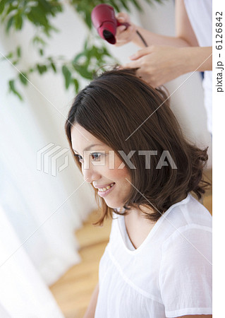 ドライヤーで髪をセットしてもらう女性 6126842