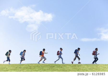 土手を走る小学生 6126985