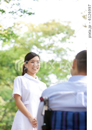 車いすに乗っている男性と看護士 6126997