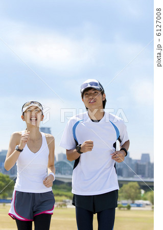 ジョギングをするカップル 6127008