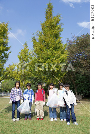 ゴミ拾いをする小学生 6127033