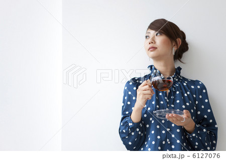 ホットドリンクを持っている女性 6127076