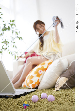 ゴルフクラブを磨いている女性 ゴルフクラブを磨いている女性 6127095