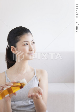 ボディオイルを手に取る女性 6127131