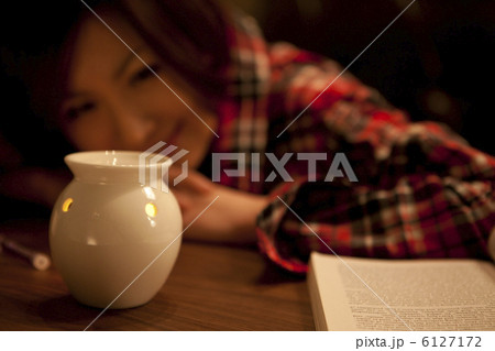 アロマポットを見つめる女性 6127172