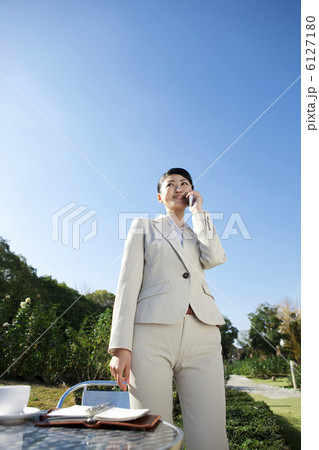 携帯電話を持っているビジネスウーマン 6127180
