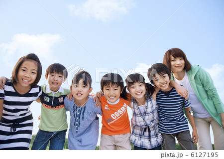 肩を組んで立つ小学生と先生 肩を組んで立つ小学生と先生 6127195