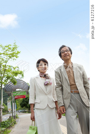 観光する中高年夫婦 6127216