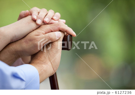 手を重ね合うシニア夫婦 6127236