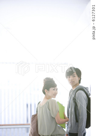 振り返る男女 振り返る男女 6127301