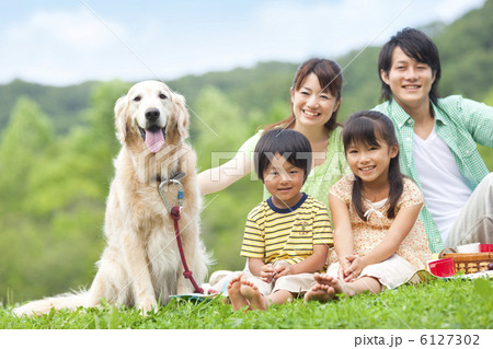 ピクニックする家族と犬 ピクニックする家族と犬 6127302
