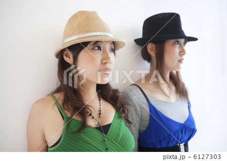 遠くを見つめている2人の女性 遠くを見つめている2人の女性 6127303