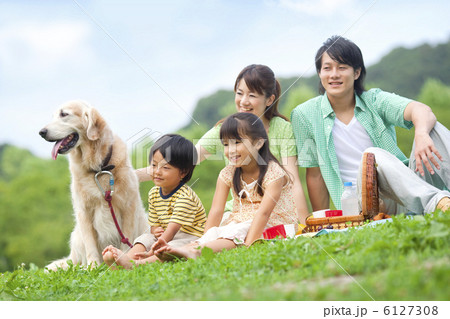 ピクニックする家族と犬 6127308