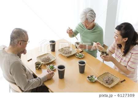 そばを食べようとしている家族 そばを食べようとしている家族 6127309