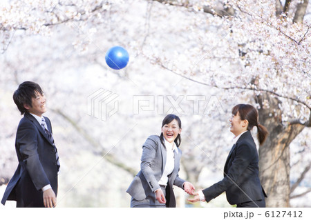 ボールで遊ぶ新入社員 ボールで遊ぶ新入社員 6127412