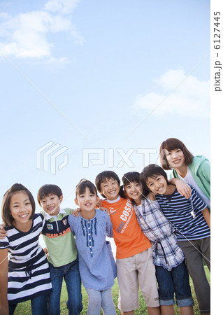 肩を組んで立つ小学生と先生 肩を組んで立つ小学生と先生 6127445