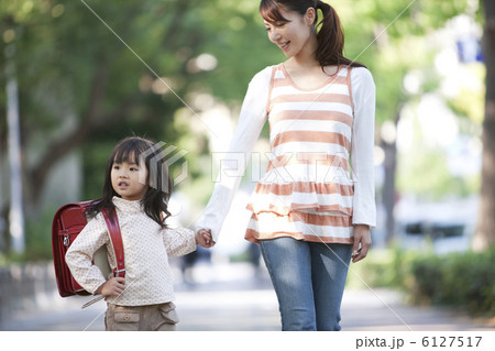 手をつないで歩く親子 6127517