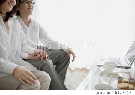 寄り添っているカップル 6127518