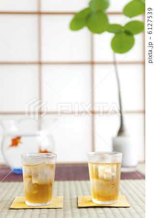 畳の上に置かれた麦茶 6127539