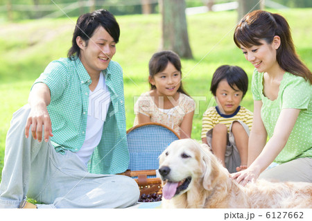 ピクニックする家族と犬 ピクニックする家族と犬 6127662