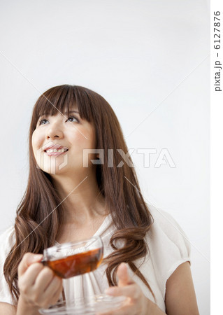ホットドリンクを持っている女性 6127876