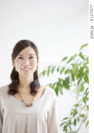 ほほえんでいる女性 6127877