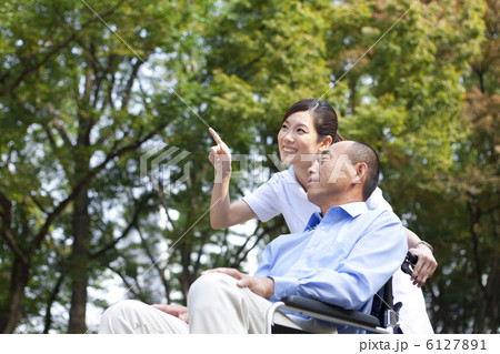 車いすに乗っている男性と看護士 6127891