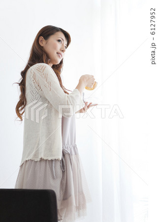 カップ＆ソーサーを持っている女性 6127952