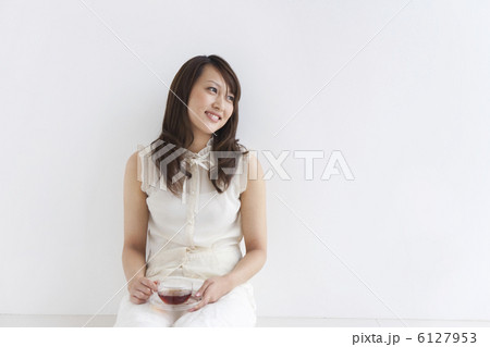 ホットドリンクを持っている女性 6127953