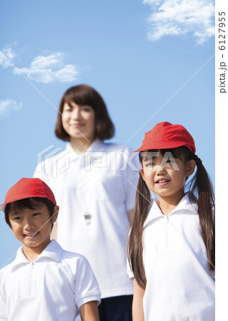 体操服姿の小学生と先生 体操服姿の小学生と先生 6127955