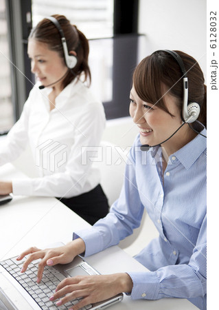 インカムを付けた二人のビジネスウーマン 6128032