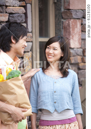 買い物帰りの笑顔の男女 6128100