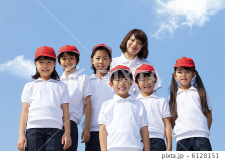 体操服姿の小学生と先生 体操服姿の小学生と先生 6128151
