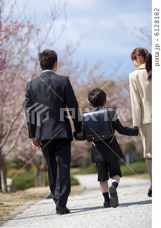 手をつないで歩く家族の後姿 手をつないで歩く家族の後姿 6128162