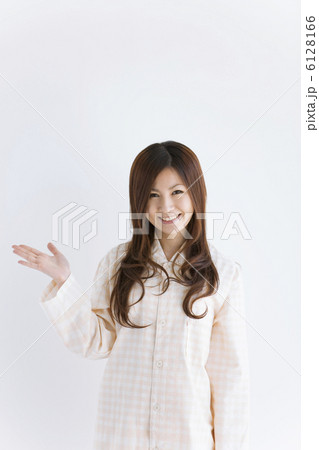 パジャマ姿の笑顔の女性 6128166