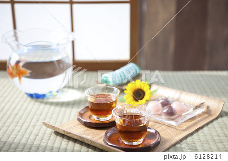お盆の上に置かれた麦茶と和菓子 6128214