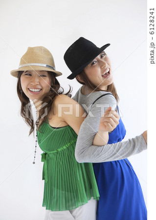 背中を合わせている2人の女性 6128241