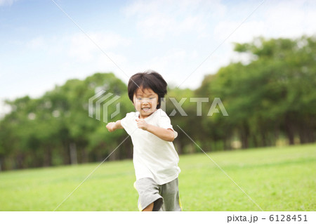 走っている男の子 6128451
