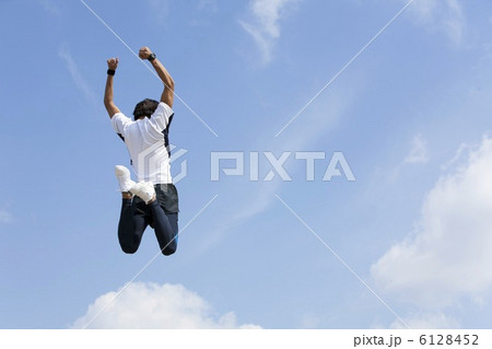 ジャンプをする男性 ジャンプをする男性 6128452