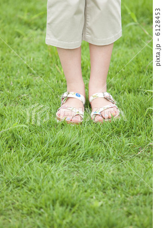 草原にたたずむ女性の足元 草原にたたずむ女性の足元 6128453