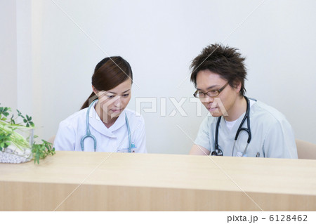 男性医師と看護師 男性医師と看護師 6128462