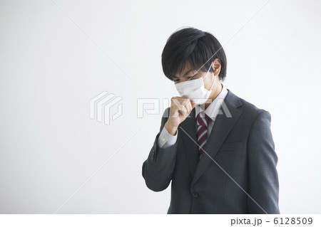 マスクをして咳き込むビジネスマン マスクをして咳き込むビジネスマン 6128509