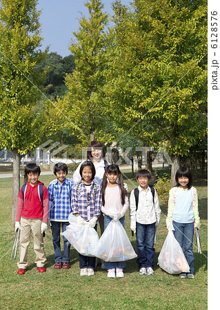 ゴミ拾いをする小学生と先生 6128576