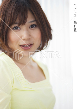 ほほえんでいる女性 6128703