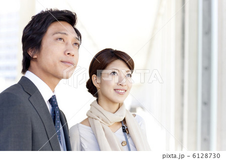 遠くを見つめるビジネスマンとビジネスウーマン 6128730