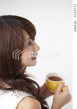 ホットドリンクを持っている女性 6128731