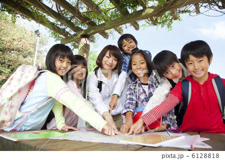 課外授業中の小学生と先生 6128818